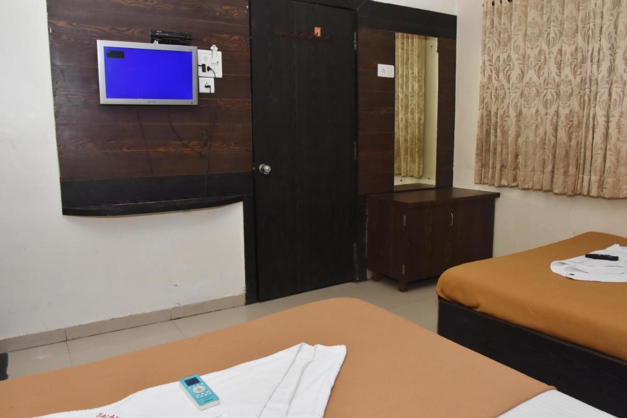 Hotel Sai Galaxy Inn Ширди Экстерьер фото