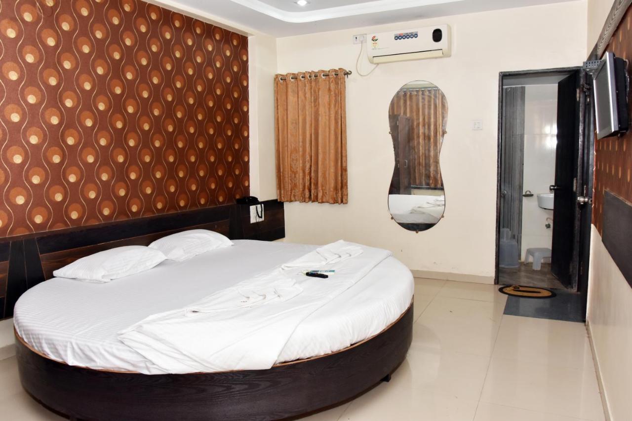Hotel Sai Galaxy Inn Ширди Экстерьер фото